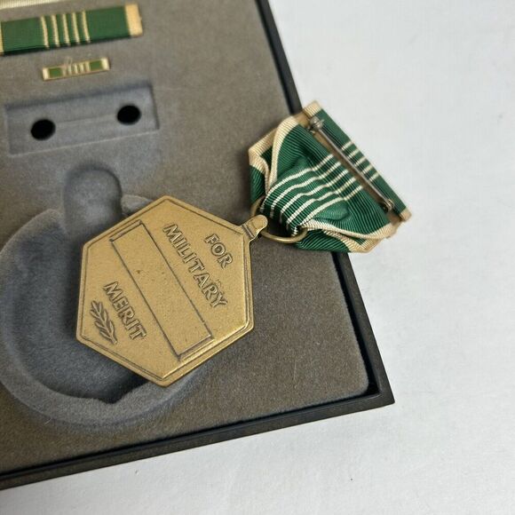 US Military Medal FOR MILITARY MERIT RIBBON & LAPEL PIN GREEN STRIPE w/ Case - Picture 3 of 6